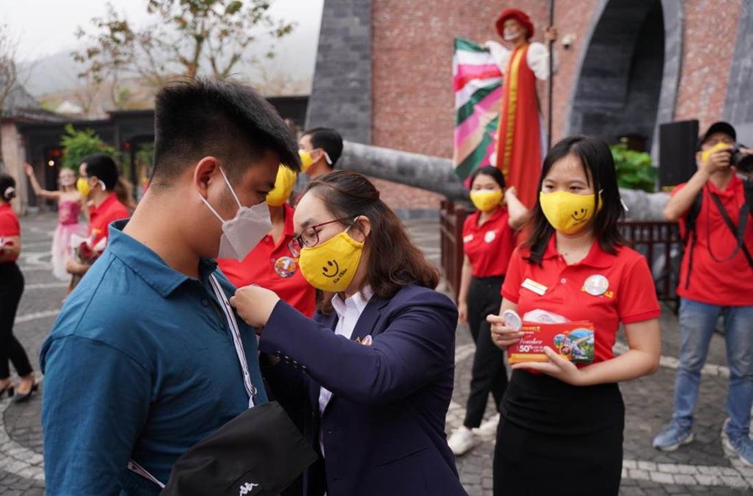 sun world ba na hills ron rang don khach ngay dau mo cua tro lai