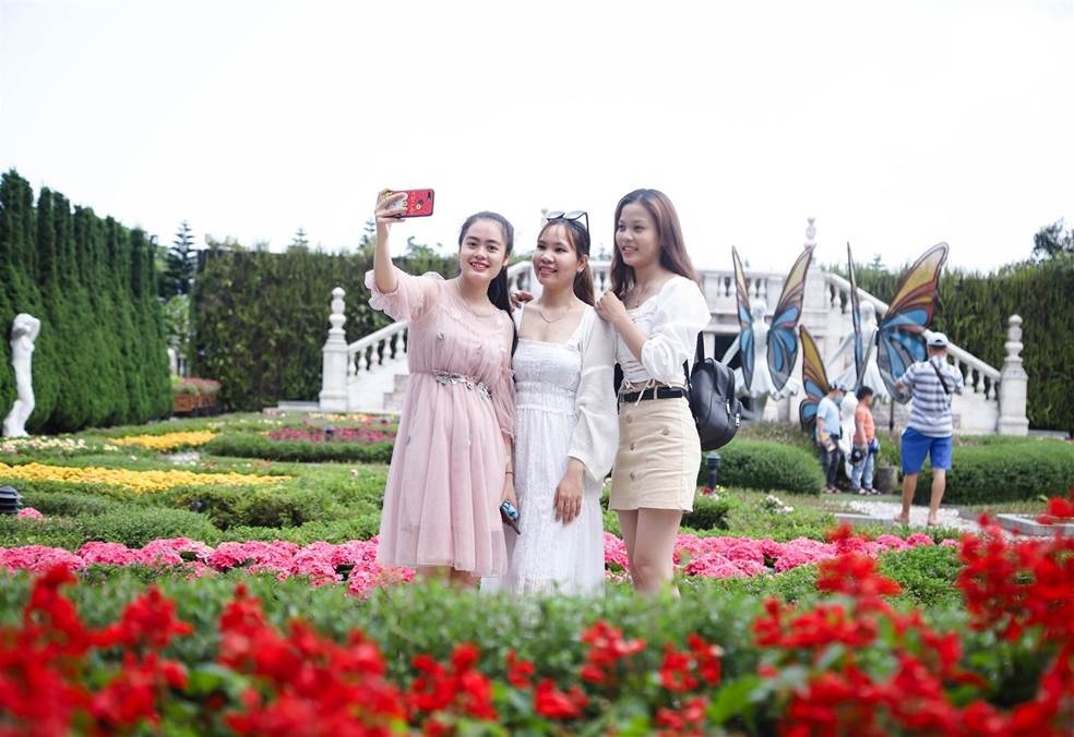 sun world ba na hills ron rang don khach ngay dau mo cua tro lai