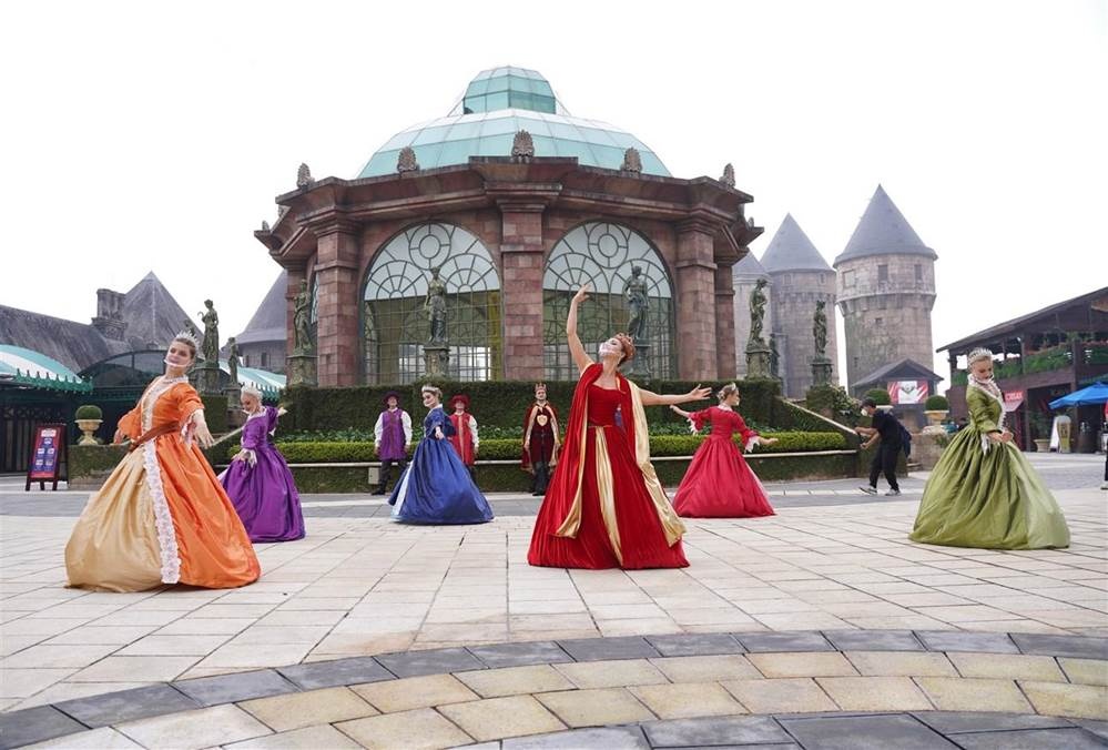 sun world ba na hills ron rang don khach ngay dau mo cua tro lai