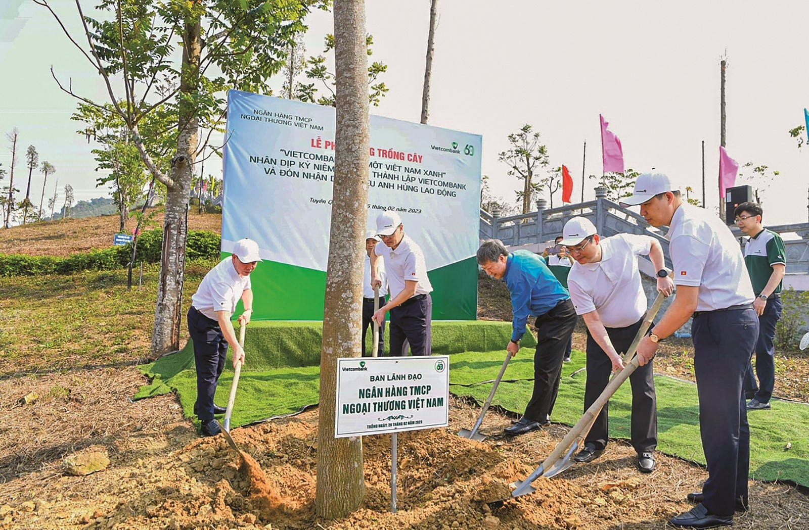 Vietcombank: Khi vạn trái tim cùng chung khát vọng vietcombank khi van trai tim cung chung khat vong