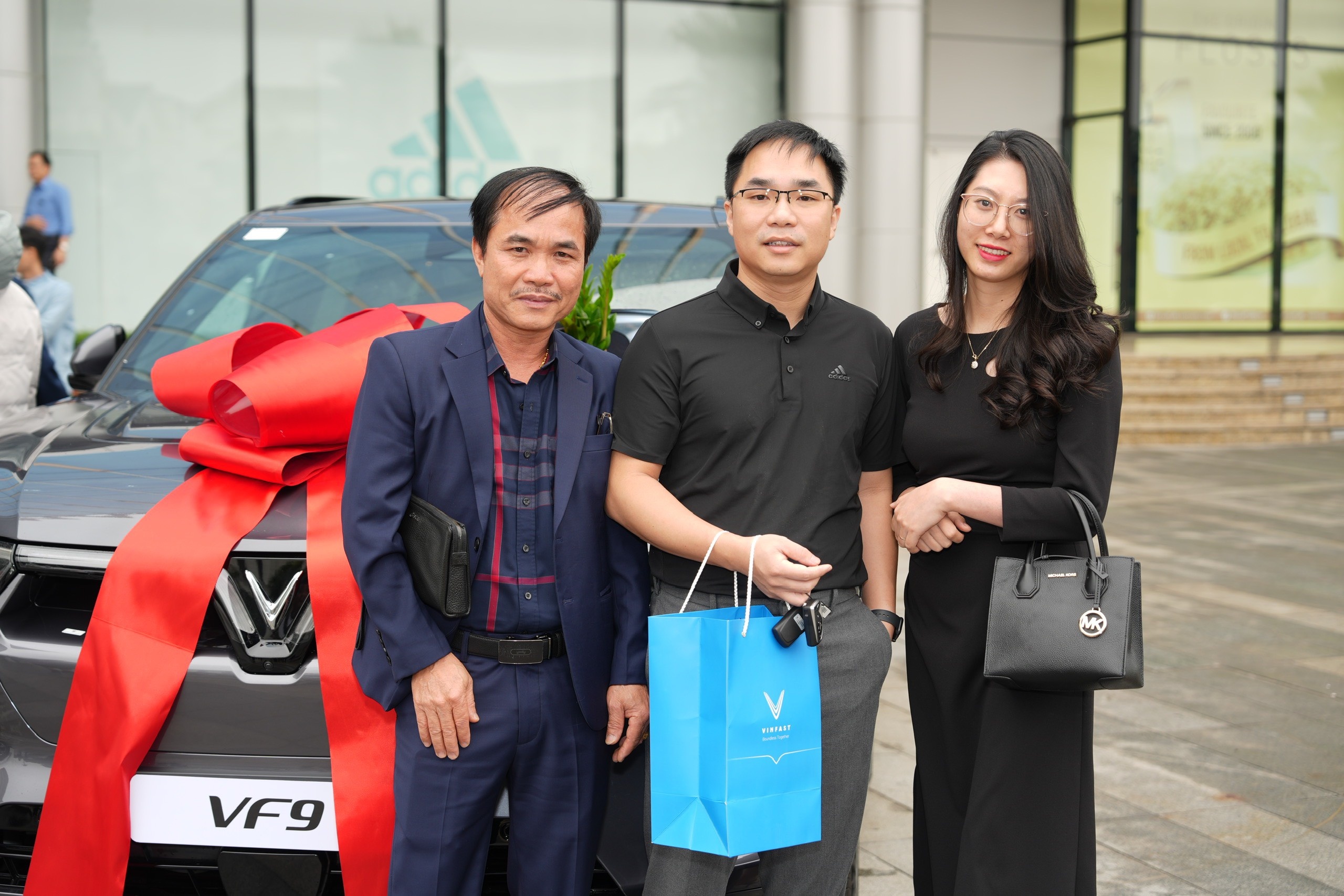 vinfast chinh thuc ban giao xe vf 9 cho khach hang