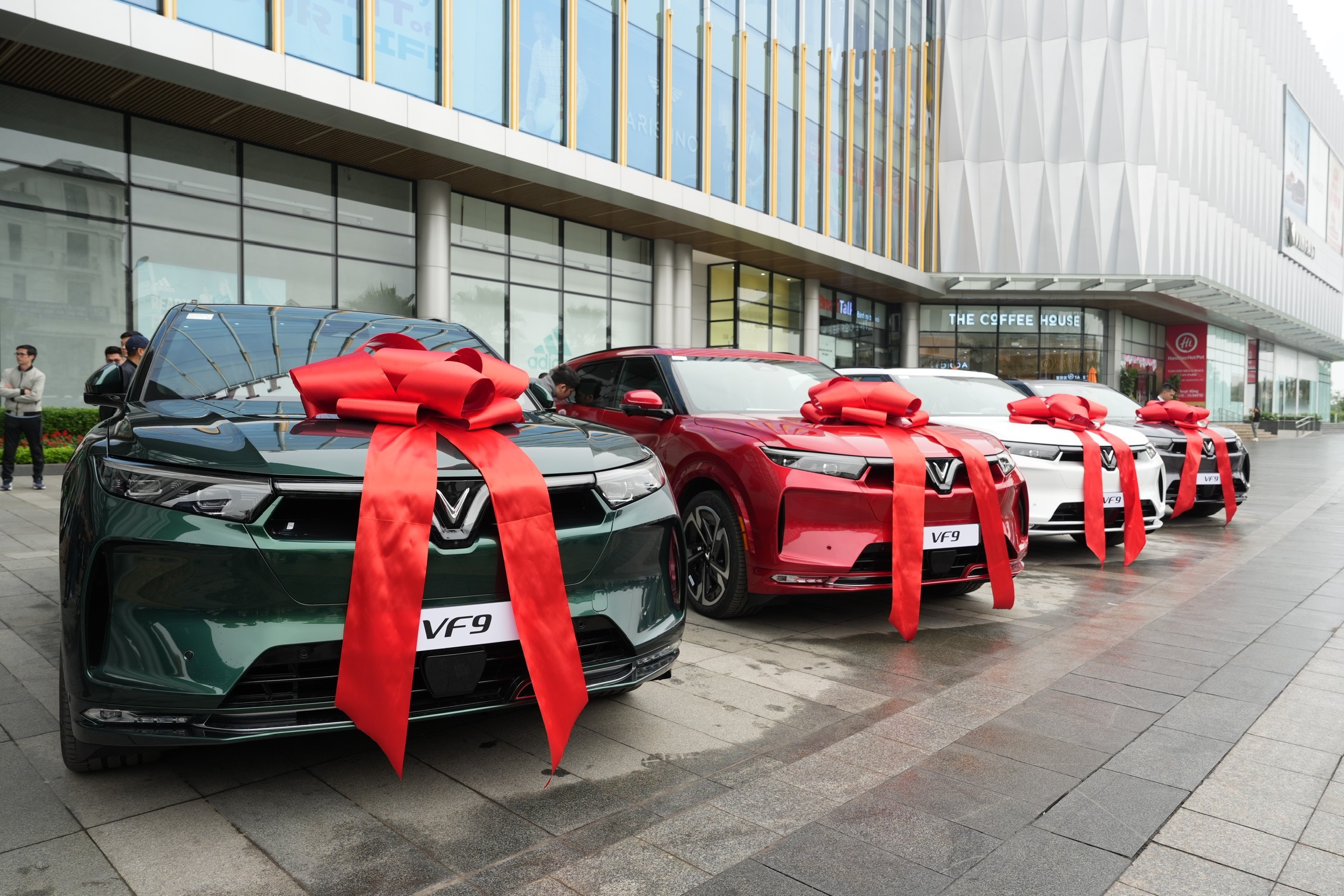 Vinfast chính thức bàn giao xe VF 9 cho khách hàng vinfast chinh thuc ban giao xe vf 9 cho khach hang