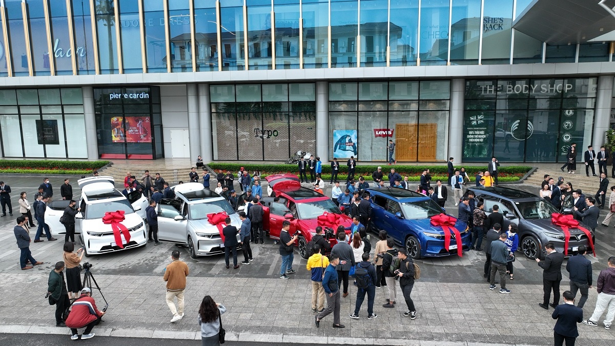 vinfast chinh thuc ban giao xe vf 9 cho khach hang