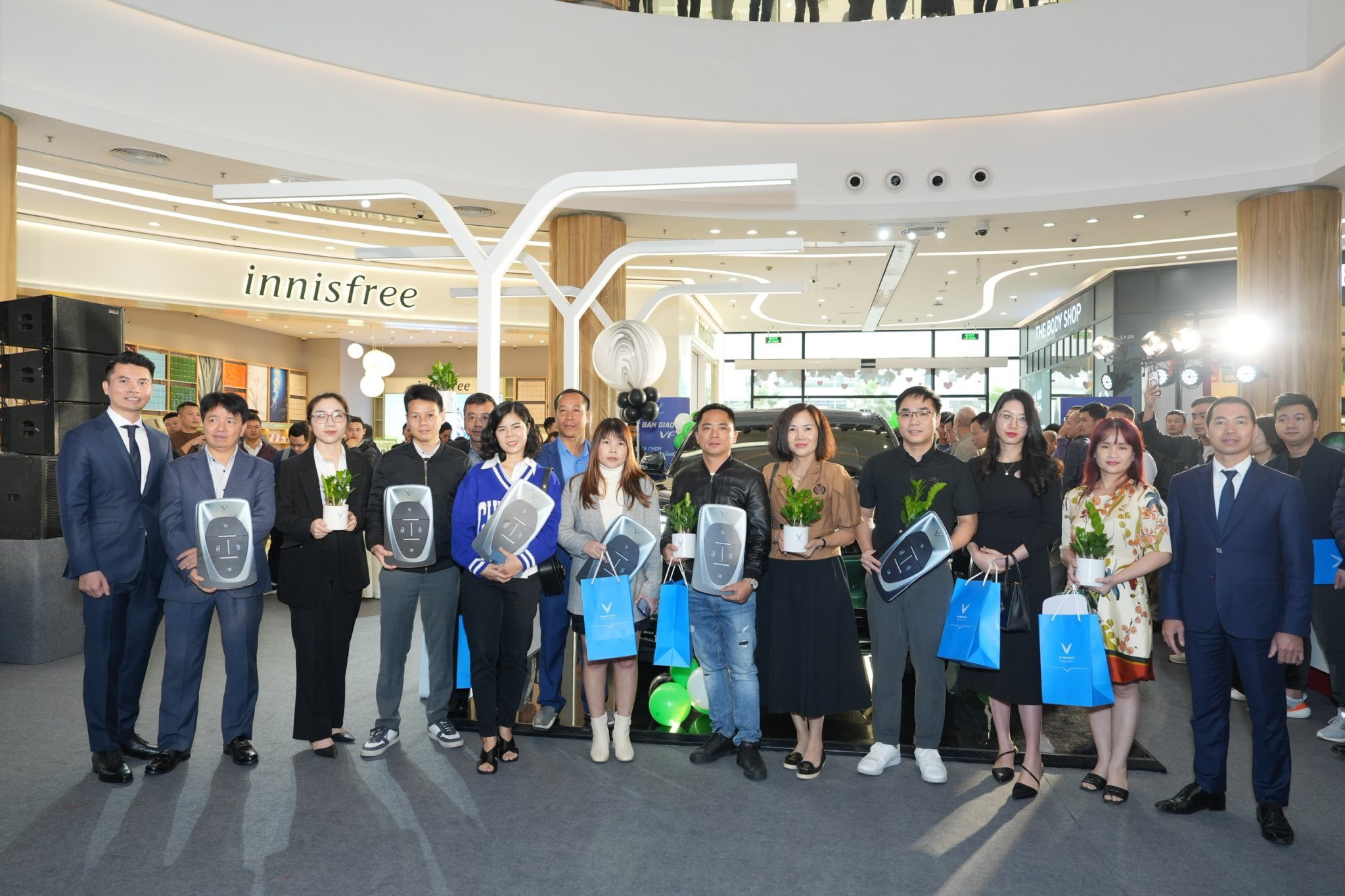 vinfast chinh thuc ban giao xe vf 9 cho khach hang