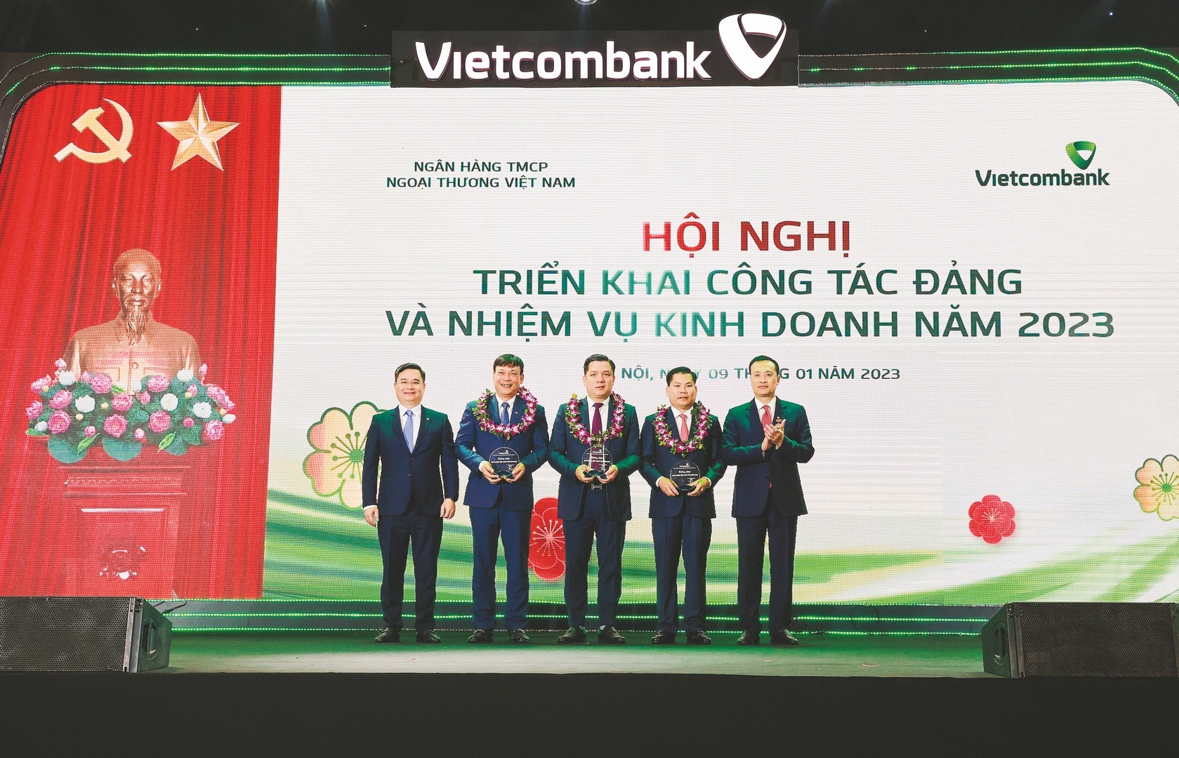 vietcombank 60 nam thap sang niem tin vuon ra bien lon