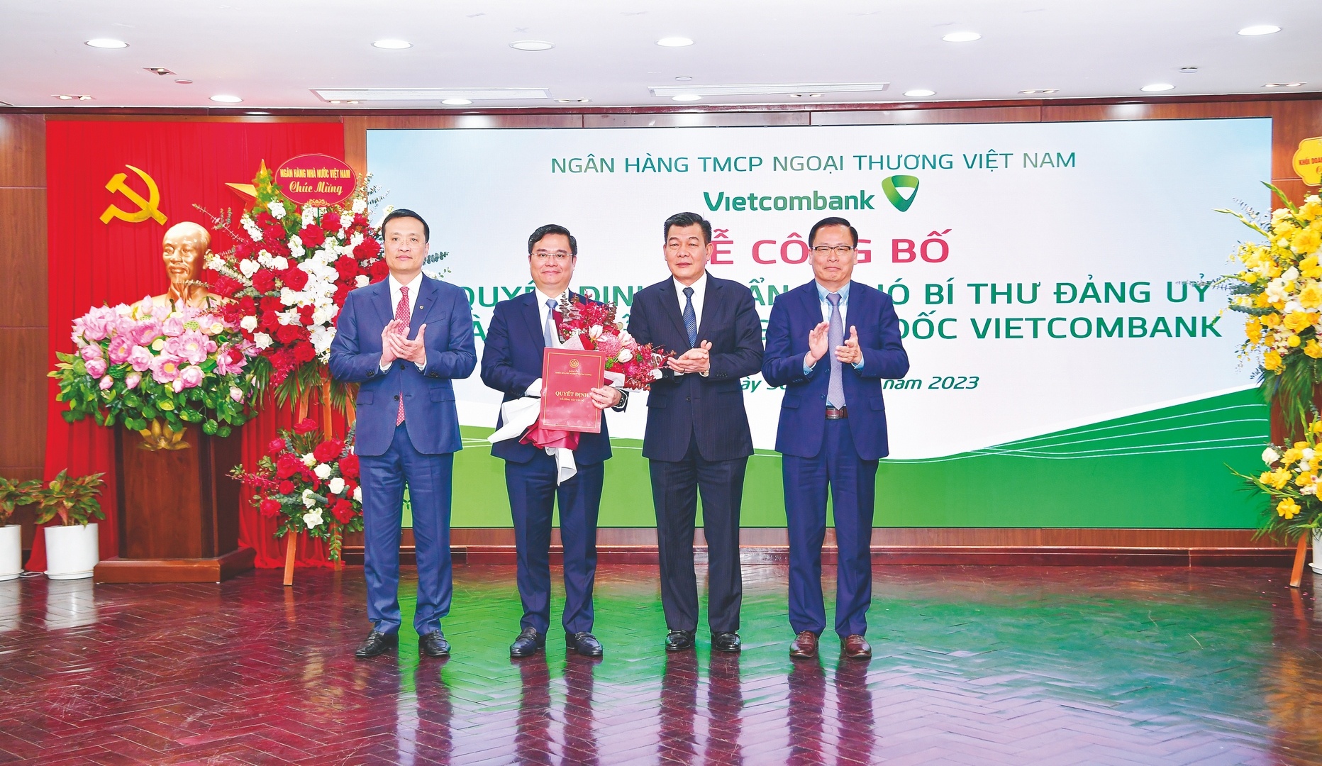 vietcombank 60 nam thap sang niem tin vuon ra bien lon