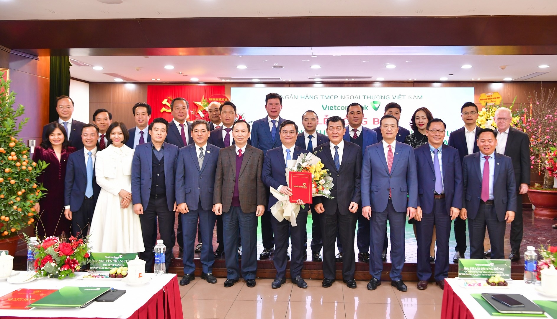 vietcombank 60 nam thap sang niem tin vuon ra bien lon