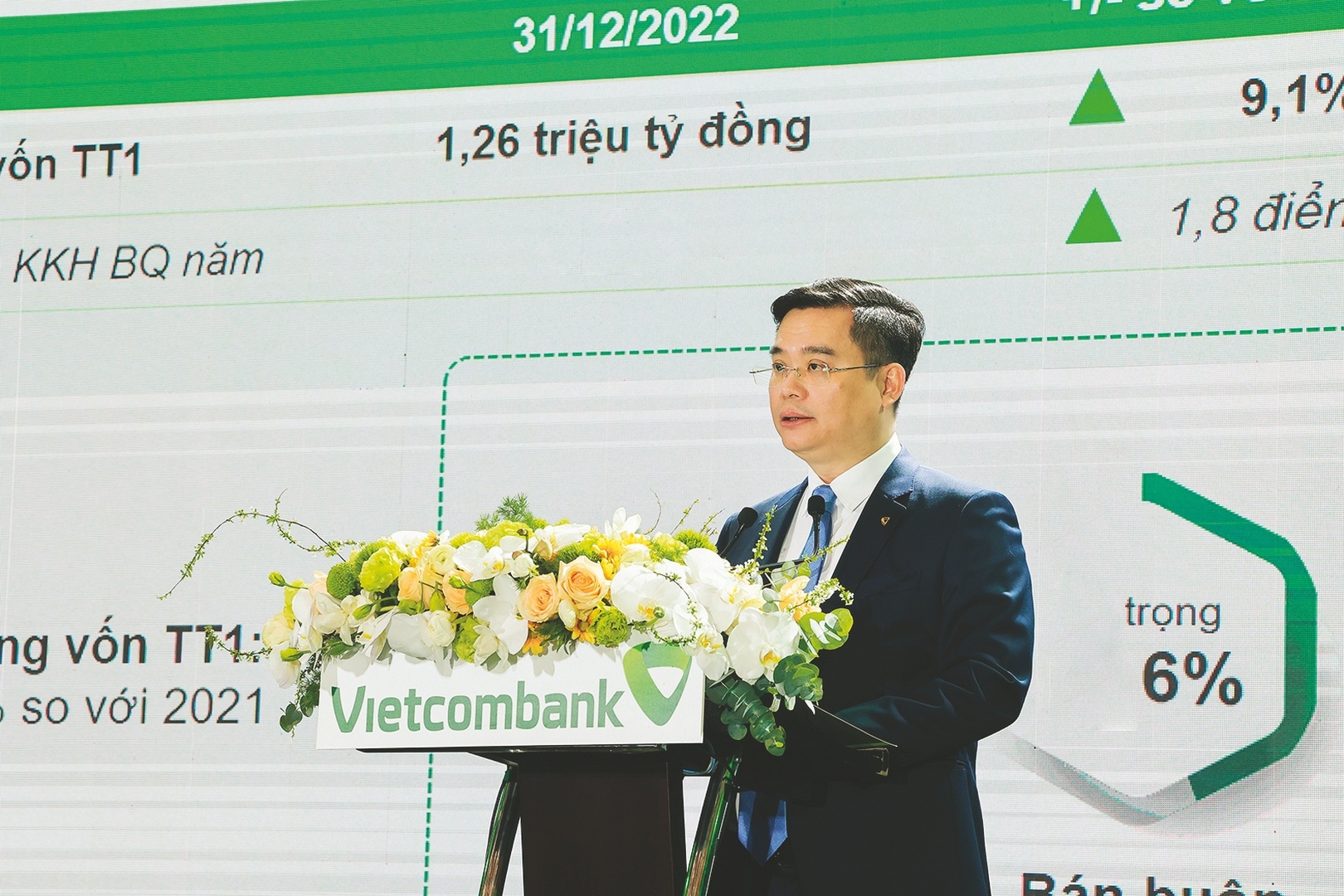 vietcombank 60 nam thap sang niem tin vuon ra bien lon