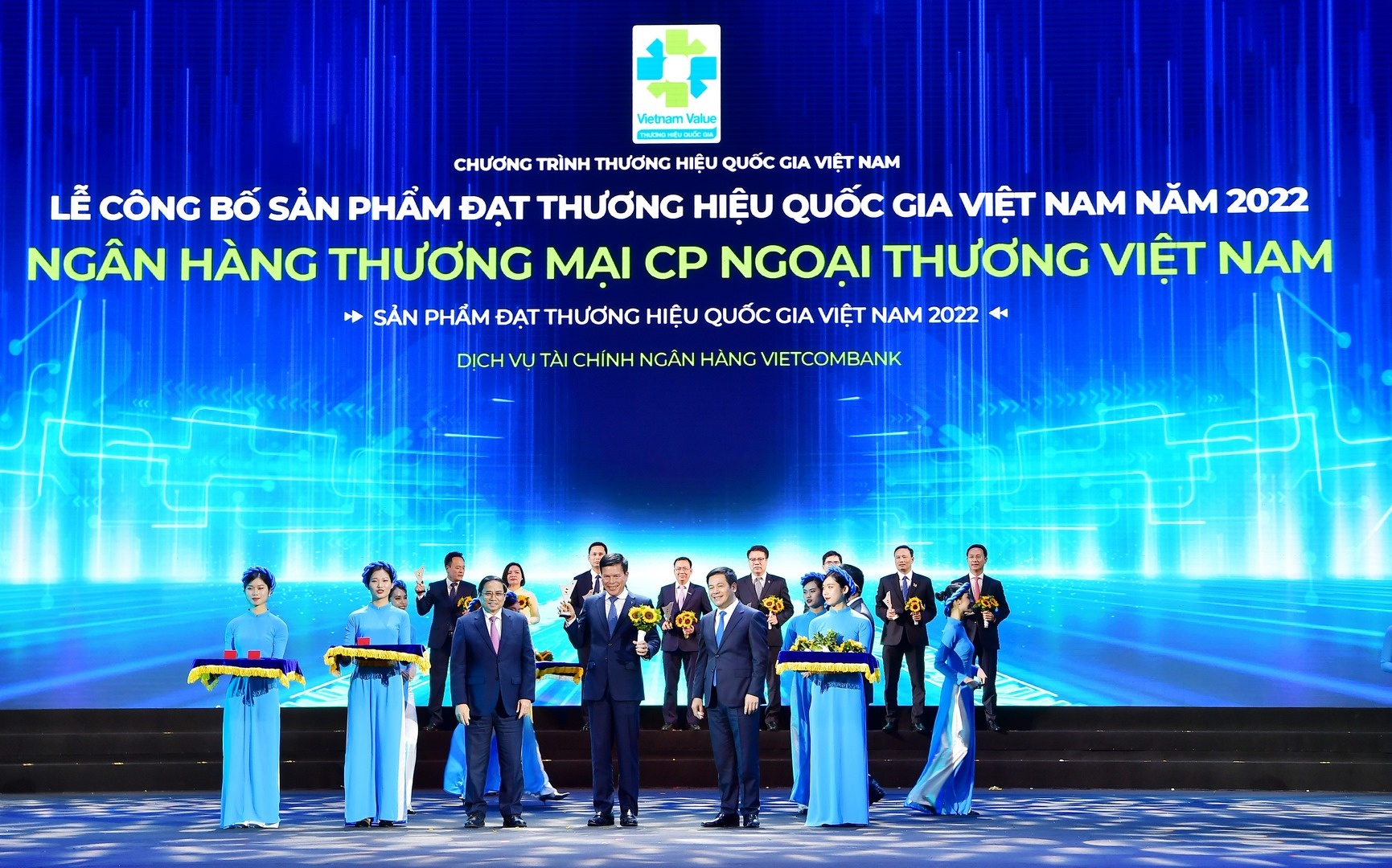 Vietcombank xứng danh đơn vị anh hùng vietcombank xung danh don vi anh hung