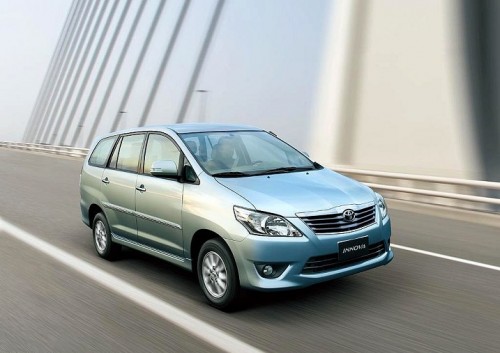 Hơn 760 chiếc Toyota Innova bị triệu hồi do lỗi cửa sau