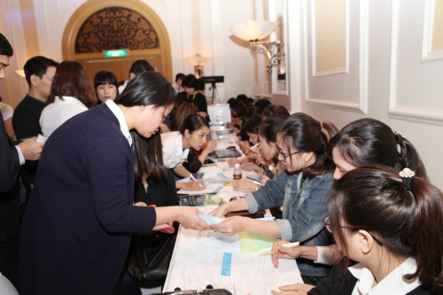 Khách hàng chen chân mua căn hộ T&T Riverview trong lễ mở bán