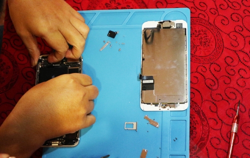 iPhone 7 dễ thay thế linh kiện hơn nhiều so với Galaxy S8 iPhone 7 dễ thay thế linh kiện hơn nhiều so với Galaxy S8