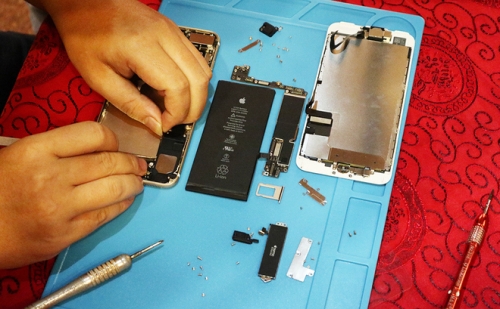 iPhone 7 dễ thay thế linh kiện hơn nhiều so với Galaxy S8 iPhone 7 dễ thay thế linh kiện hơn nhiều so với Galaxy S8