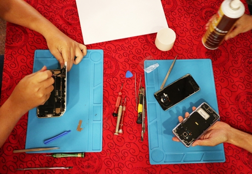 iPhone 7 dễ thay thế linh kiện hơn nhiều so với Galaxy S8 iPhone 7 dễ thay thế linh kiện hơn nhiều so với Galaxy S8