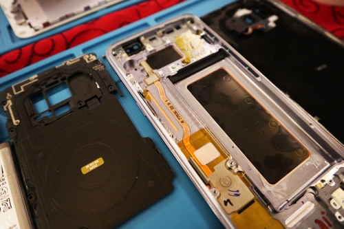 iPhone 7 dễ thay thế linh kiện hơn nhiều so với Galaxy S8 iPhone 7 dễ thay thế linh kiện hơn nhiều so với Galaxy S8