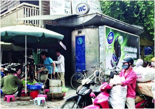 Bức xúc nhà vệ sinh công cộng