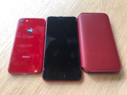 Đây là iPhone 8 Product RED: rất đẹp, rất dễ bám vân tay Đây là iPhone 8 Product RED: rất đẹp, rất dễ bám vân tay