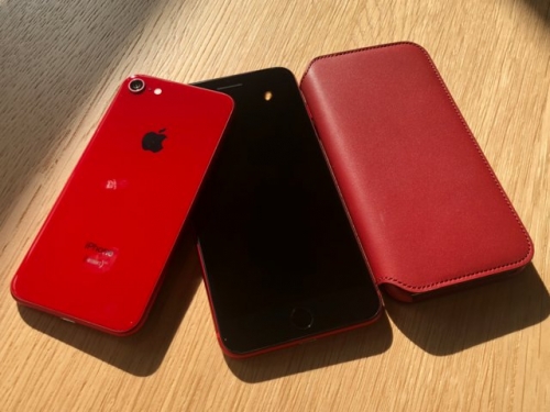 Đây là iPhone 8 Product RED: rất đẹp, rất dễ bám vân tay Đây là iPhone 8 Product RED: rất đẹp, rất dễ bám vân tay