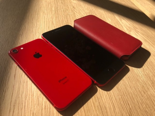Đây là iPhone 8 Product RED: rất đẹp, rất dễ bám vân tay Đây là iPhone 8 Product RED: rất đẹp, rất dễ bám vân tay