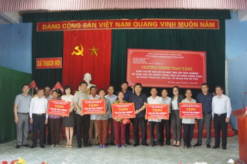 Công đoàn Cơ quan NHNN TW trao tặng kinh phí xây dựng 5 “Mái ấm tình thương”