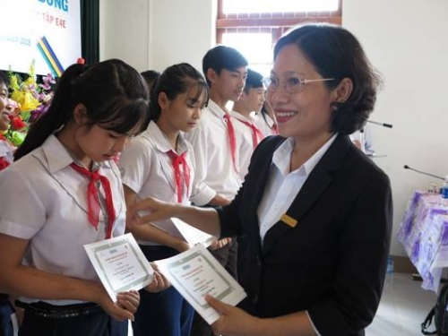 ABBANK trao 275 suất học bổng cho học sinh nghèo