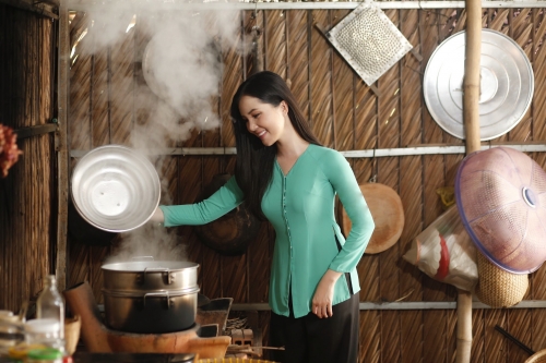 Hoa khôi ngân hàng HDBank làm đại sứ lễ hội bánh dân gian Nam Bộ