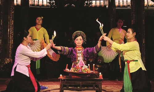 Lo ngại phá cách trang phục hầu thánh Lo ngại phá cách trang phục hầu thánh