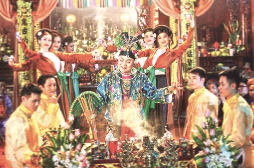 Lo ngại phá cách trang phục hầu thánh Lo ngại phá cách trang phục hầu thánh