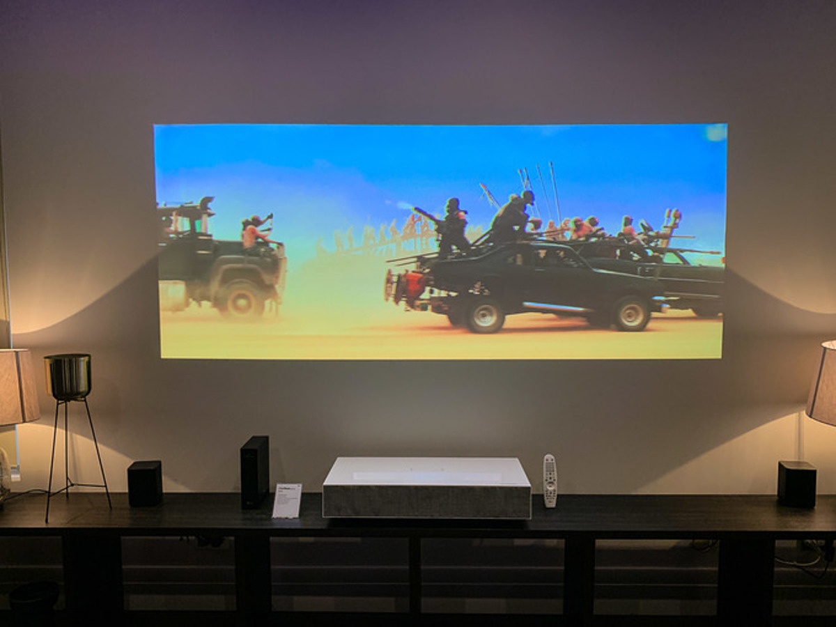 Lắp phòng chiếu phim tại nhà tránh dịch