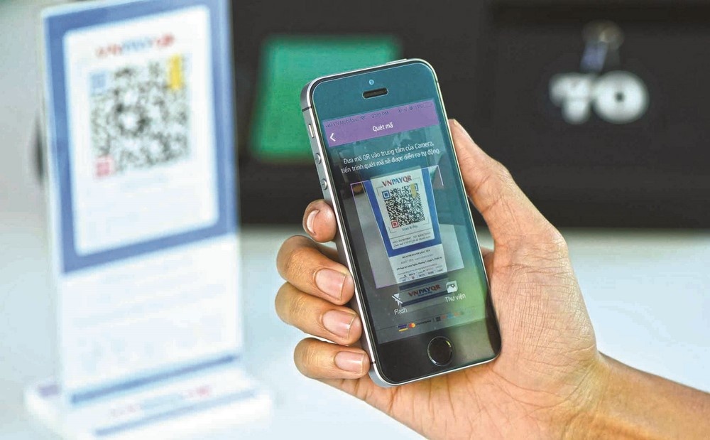 Ngân hàng giảm phí, giao dịch trực tuyến tăng tích cực