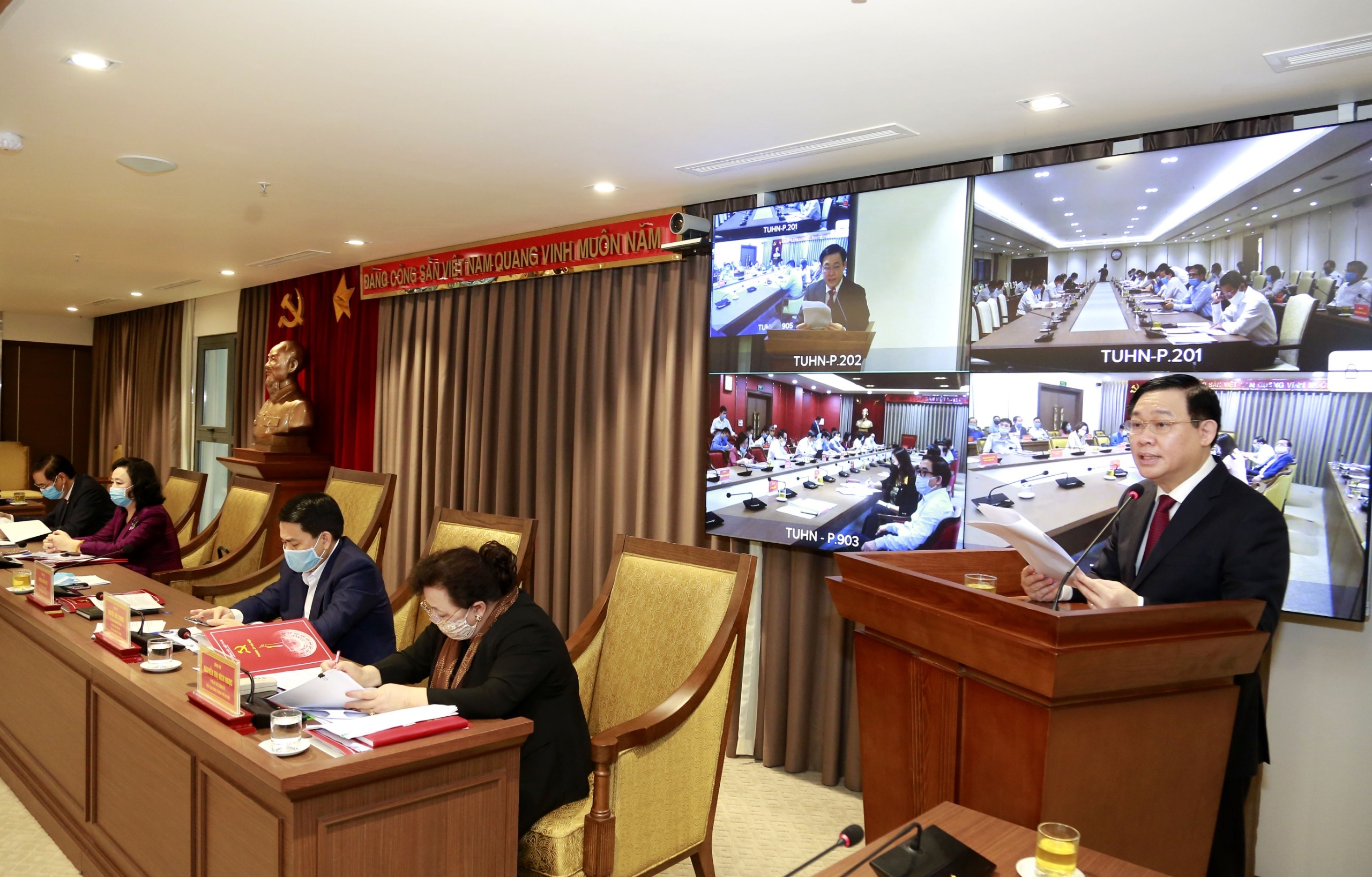 ha noi di dau trong chong dich covid 19 va phat trien kinh te xa hoi