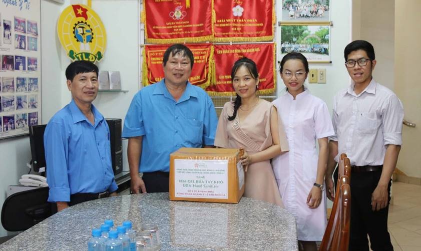 Đại học Đông Á trao tặng dung dịch sát khuẩn cho các cơ sở y tế Khánh Hòa