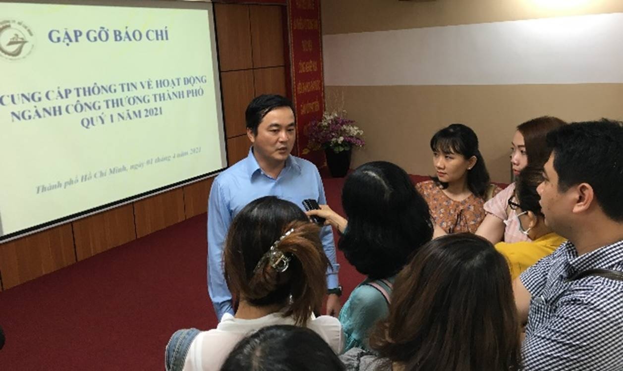 tphcm tong muc ban le hang hoa va doanh thu dich vu tieu dung tang 62