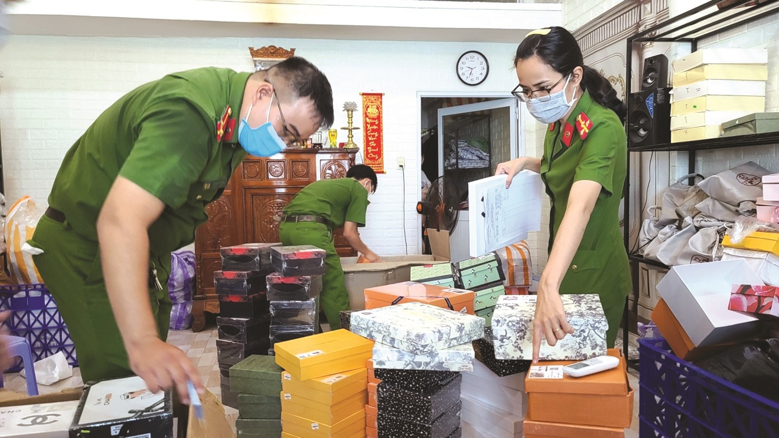 Hàng lậu vẫn “nóng”! hang lau van nong