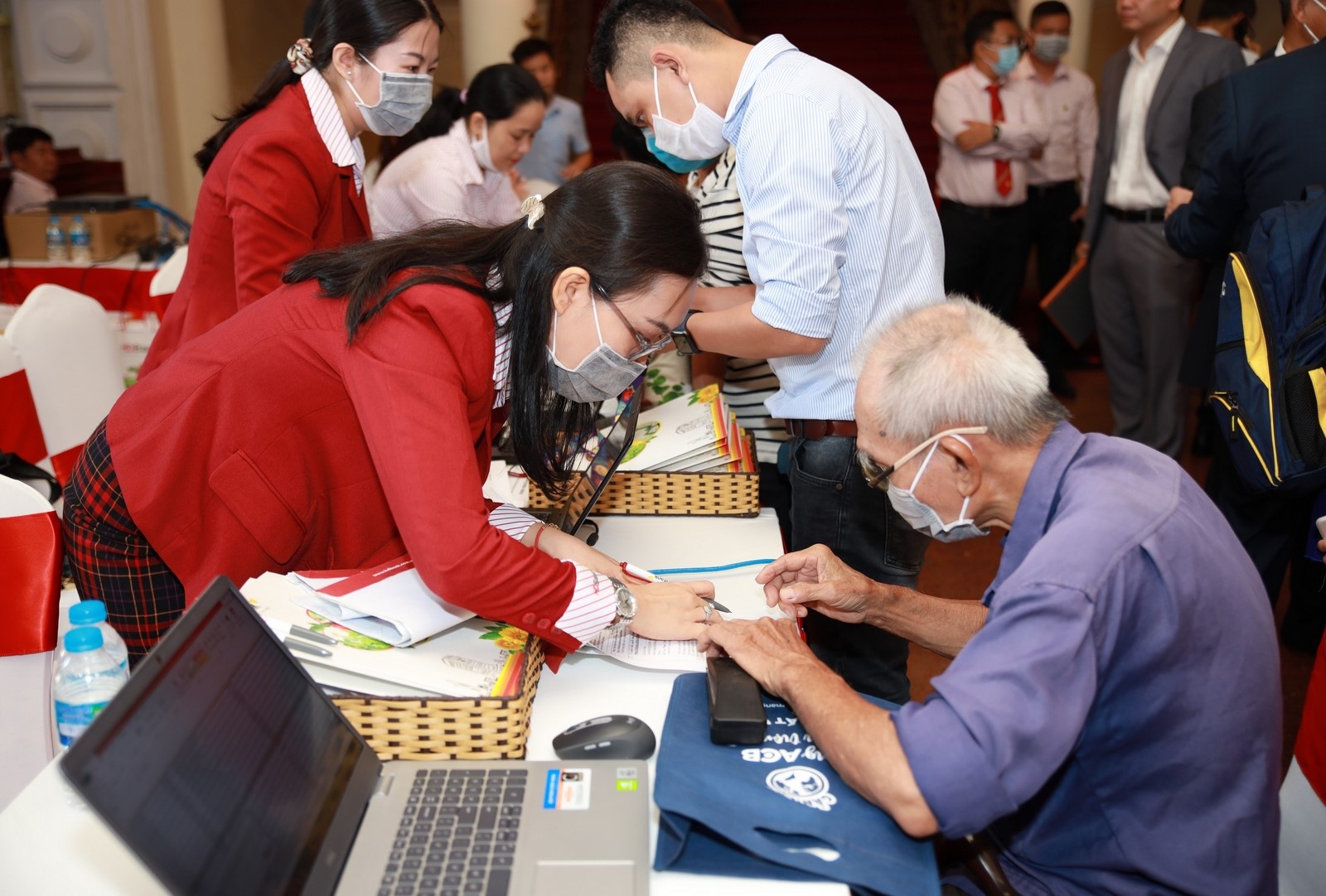 thuc day chuyen doi so va gia tang nhung trai nghiem cho khach hang