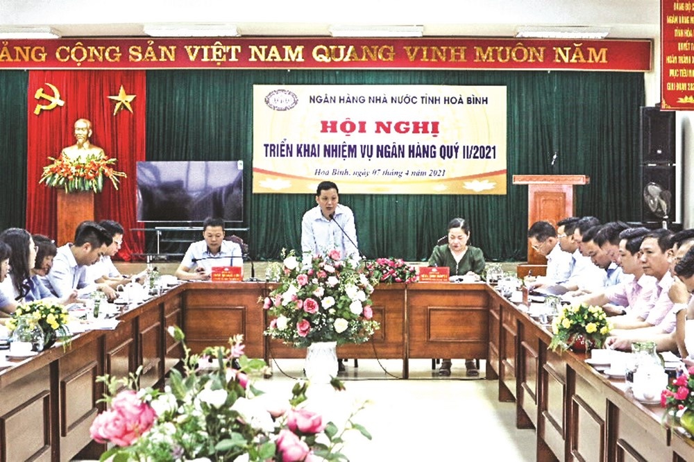 nganh ngan hang hoa binh day manh co cau lai de ho tro khach hang