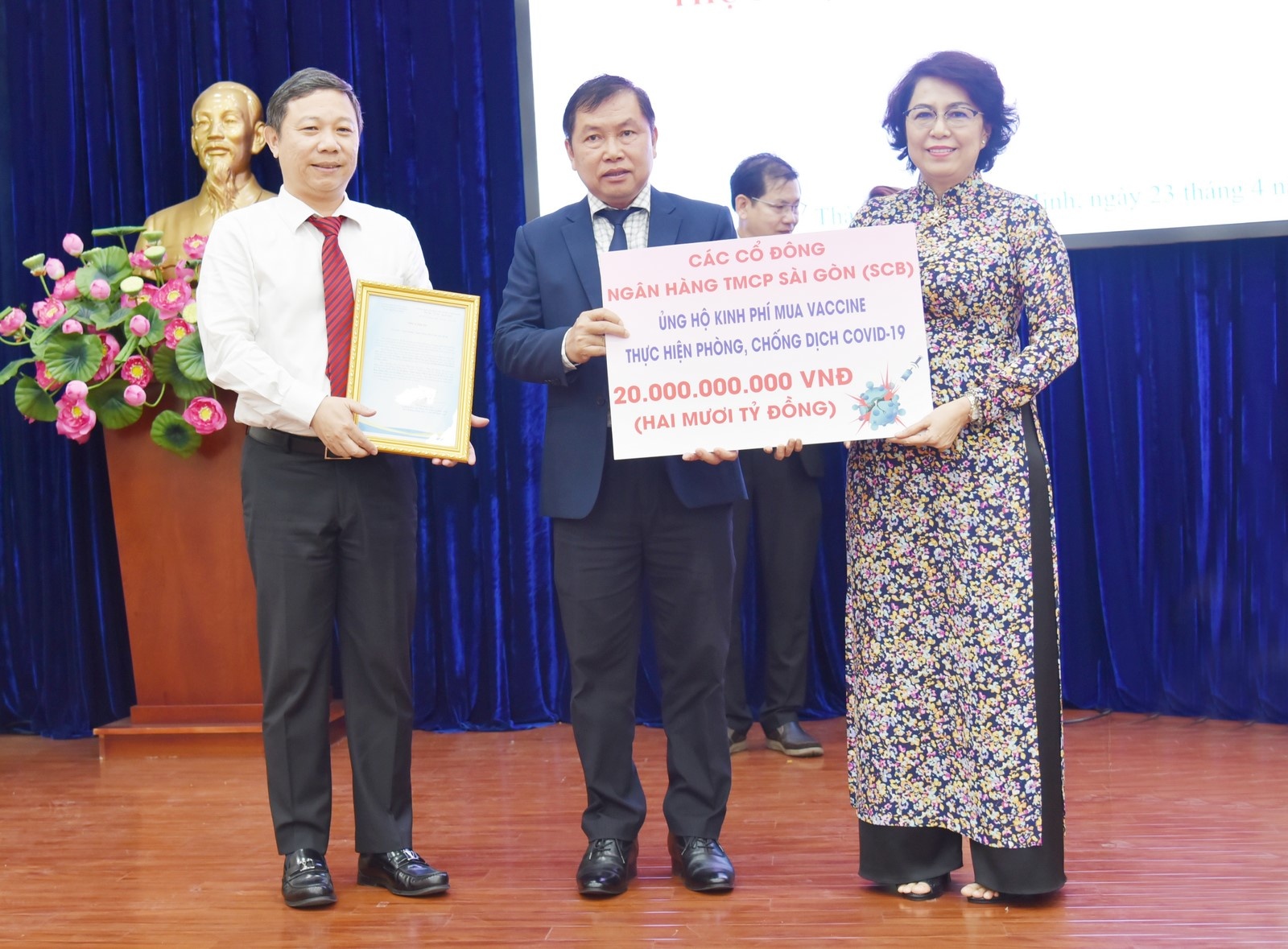 co dong scb ung ho quy phong chong dich covid 19 cua tp ho chi minh