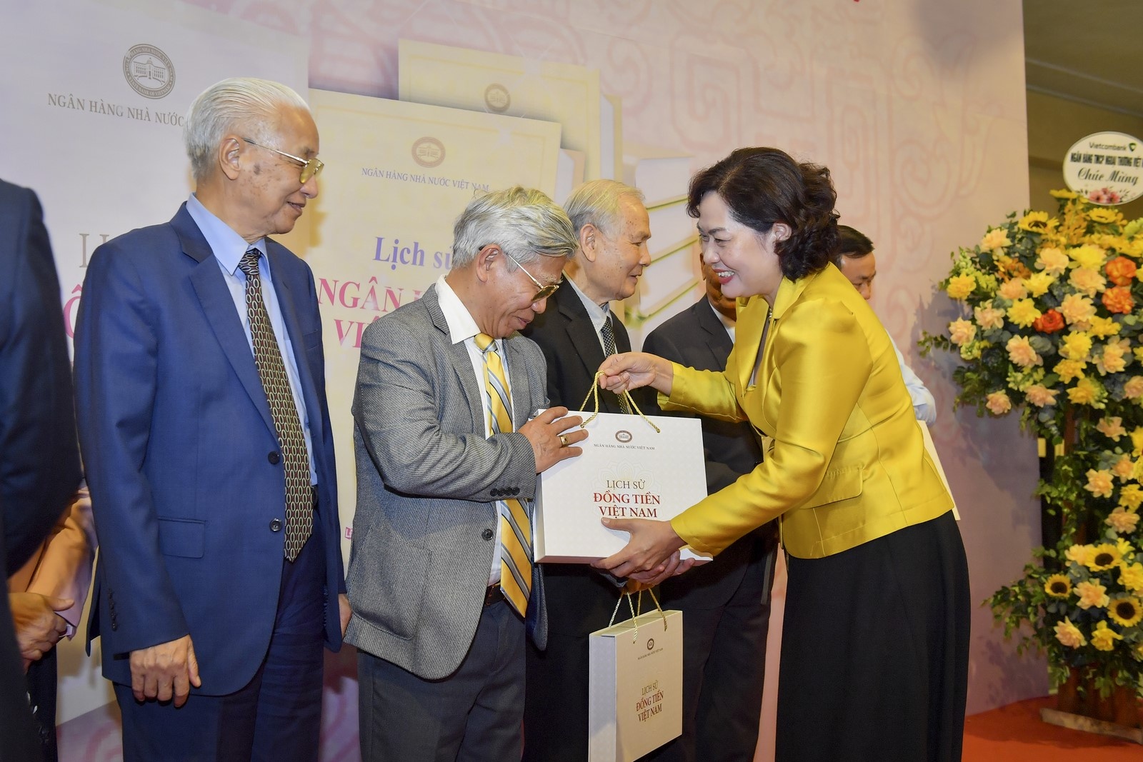 Công bố sách về "Lịch sử Ngân hàng Việt Nam 1951-2021" và "Lịch sử đồng tiền Việt Nam" cong bo sach ve lich su ngan hang viet nam 1951 2021 va lich su dong tien viet nam