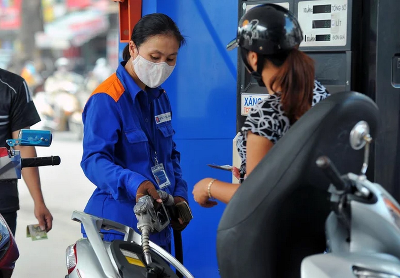 gia xang giam hon 1000 donglit tu 0h ngay 14