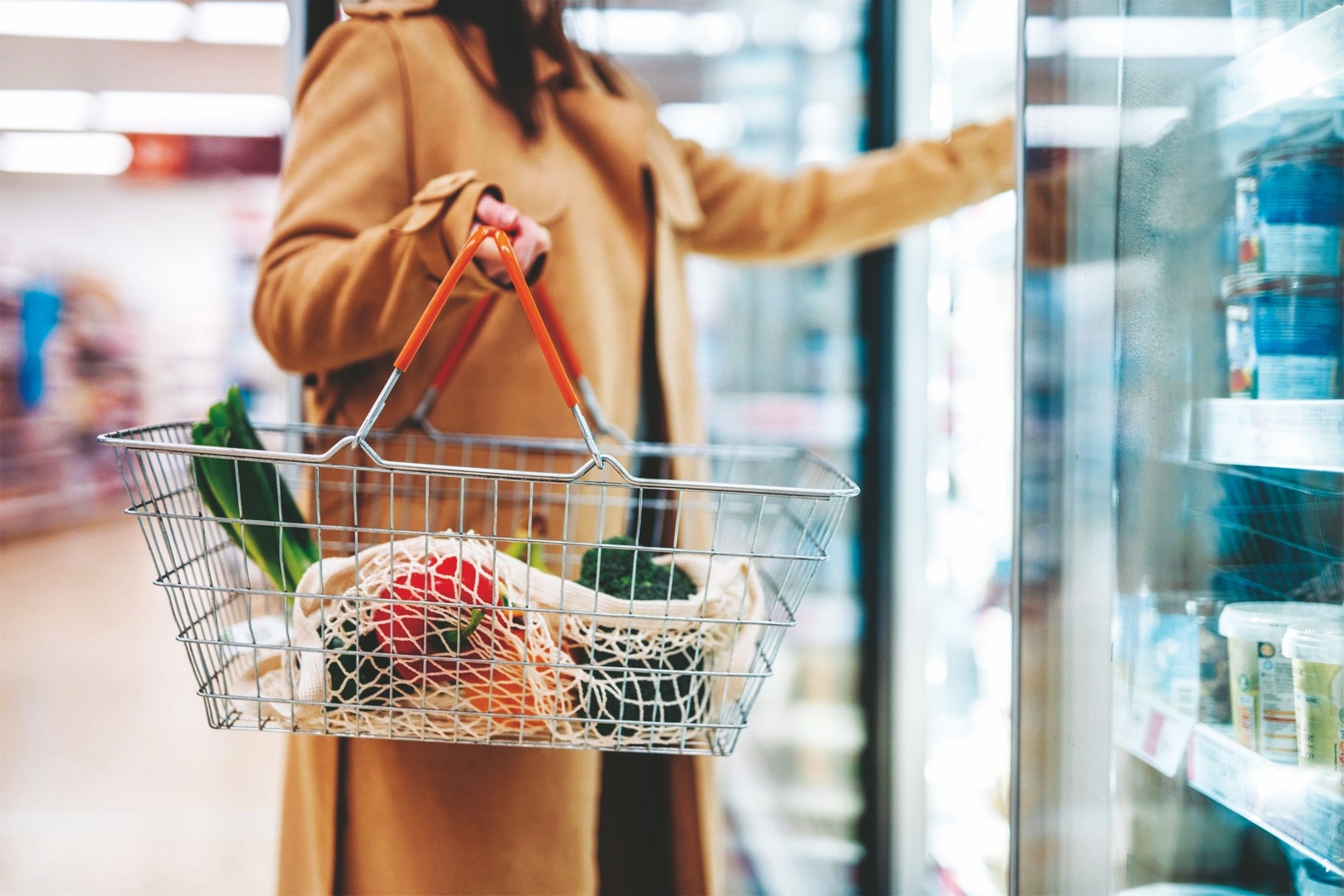 nguoi my cat giam manh chi tieu