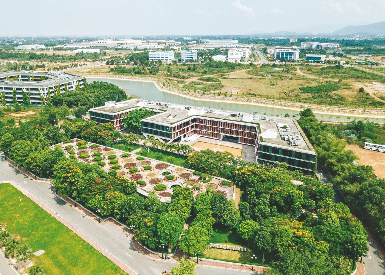 Thúc đẩy phát triển các khu công nghệ cao thuc day phat trien cac khu cong nghe cao