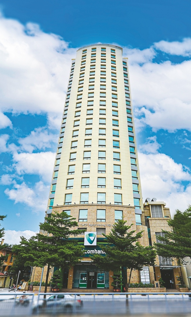 hoat dong ngan hang ban le vietcombank va vi the nguoi dan dau