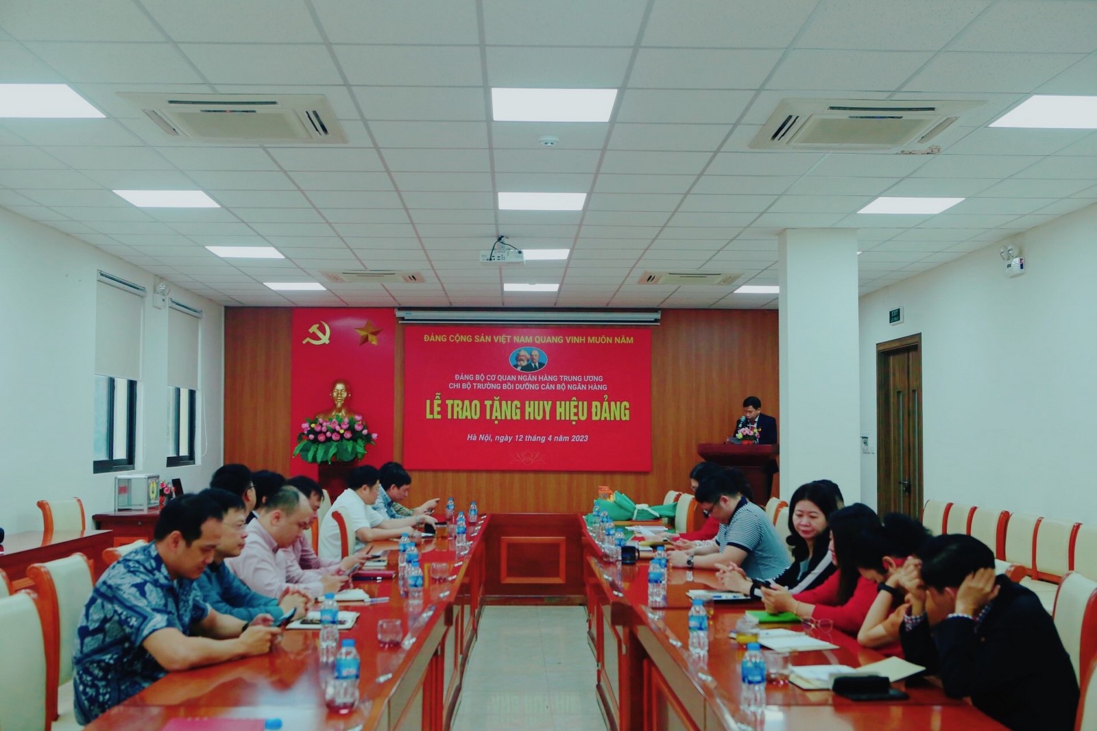 trao tang huy hieu 30 nam tuoi dang cho dang vien truong boi duong can bo ngan hang