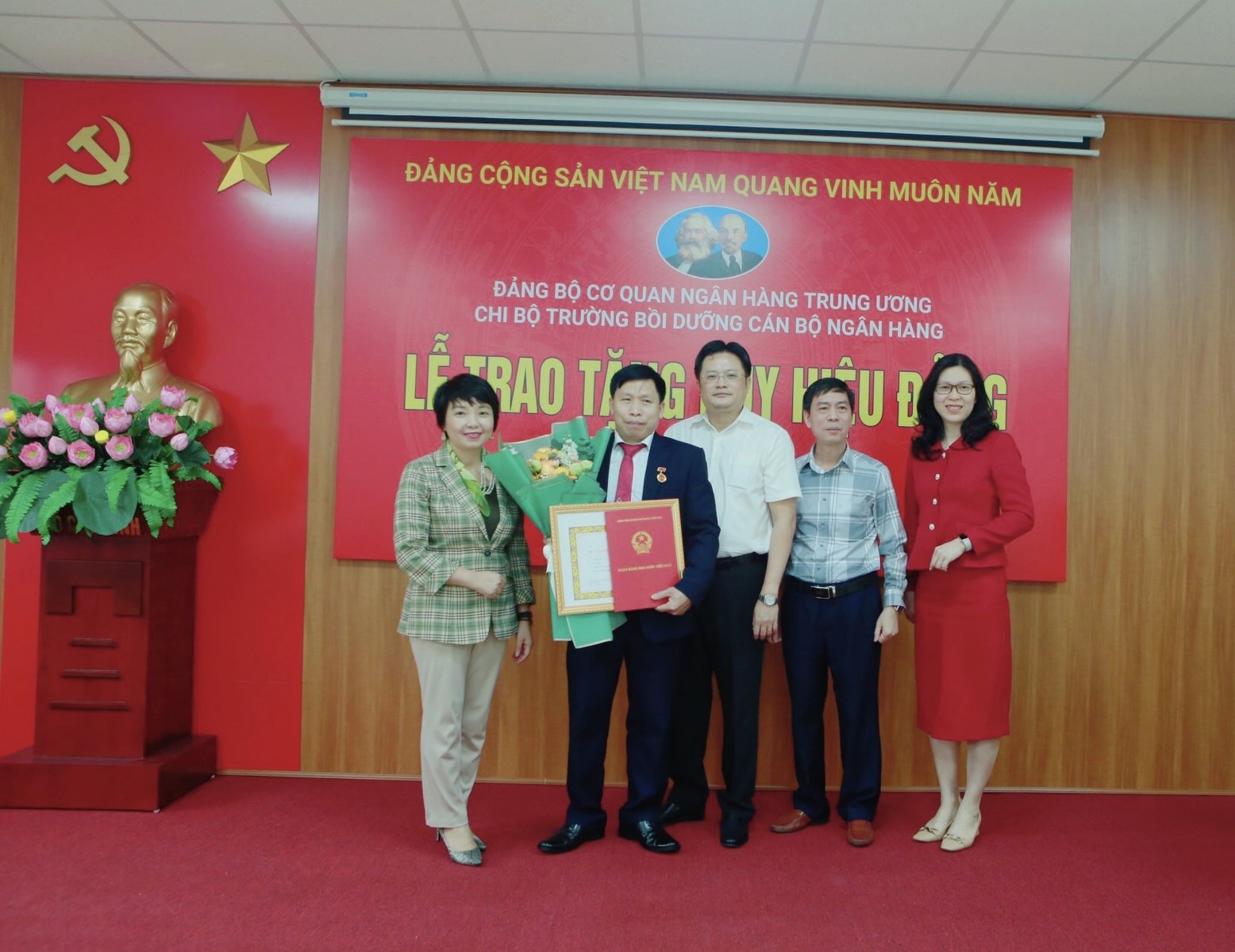 trao tang huy hieu 30 nam tuoi dang cho dang vien truong boi duong can bo ngan hang