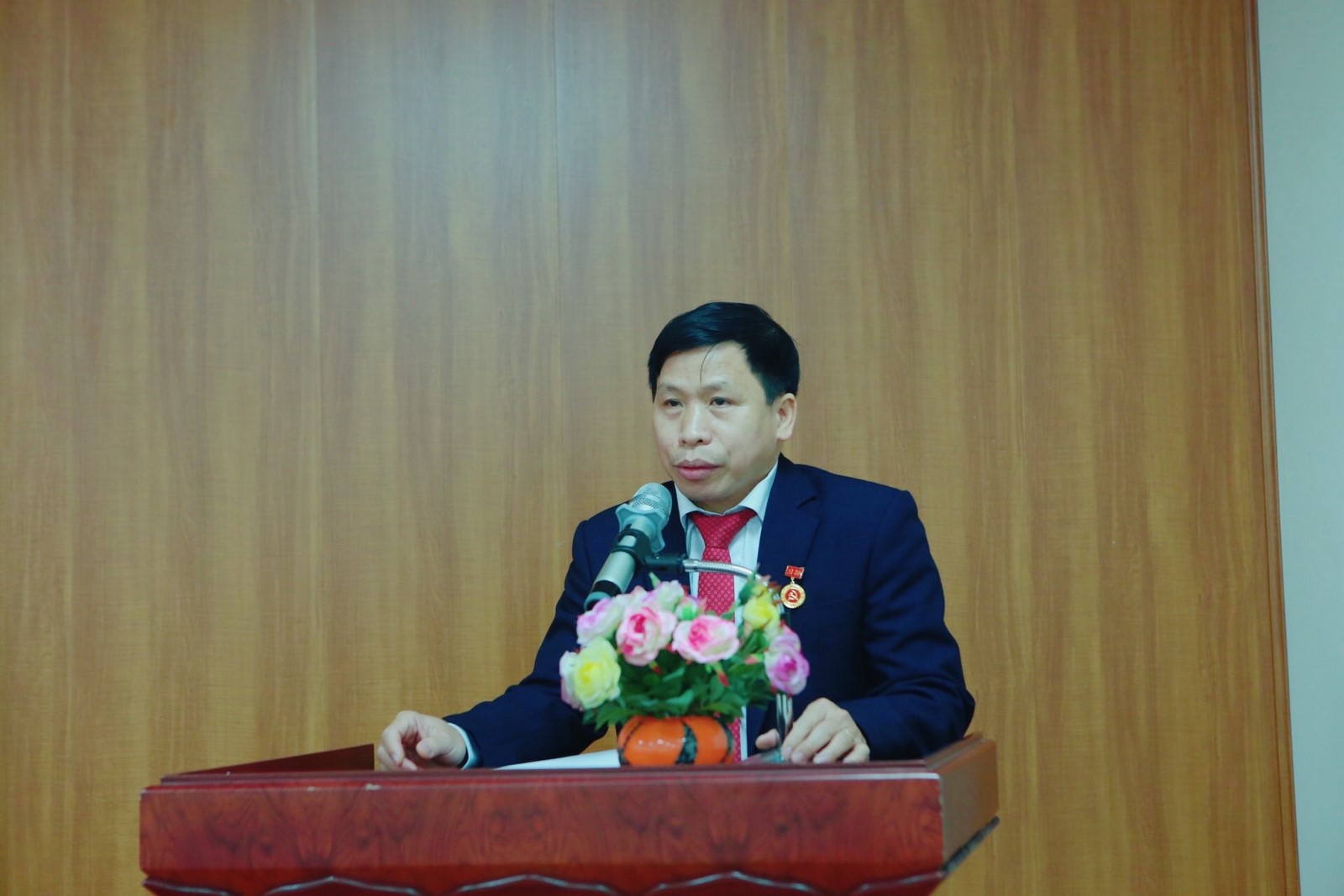 trao tang huy hieu 30 nam tuoi dang cho dang vien truong boi duong can bo ngan hang