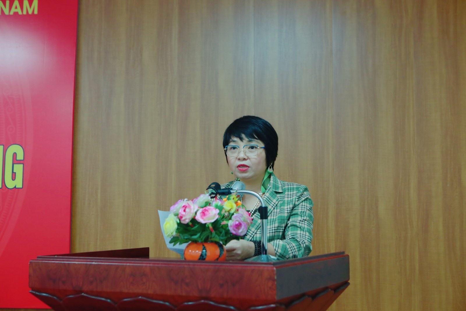 trao tang huy hieu 30 nam tuoi dang cho dang vien truong boi duong can bo ngan hang