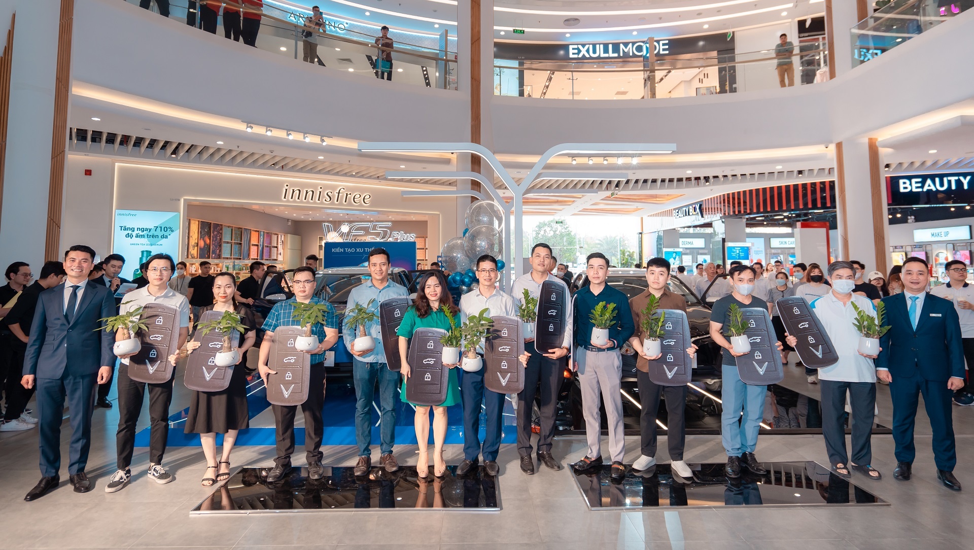 vinfast chinh thuc ban giao xe vf 5 plus cho khach hang