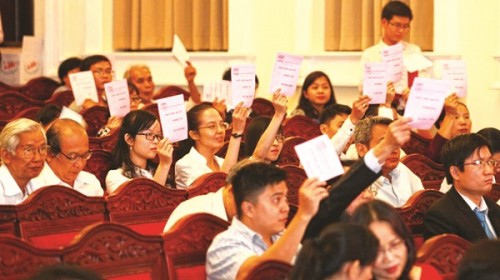 Cuộc so kè giữa cổ tức và lãi suất