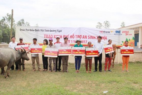 HDBank trao tặng kinh phí giúp bà con nghèo Quảng Ngãi