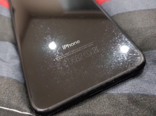 Mặt sau iPhone 7 Jet Black nham nhở khi dùng ốp lưng